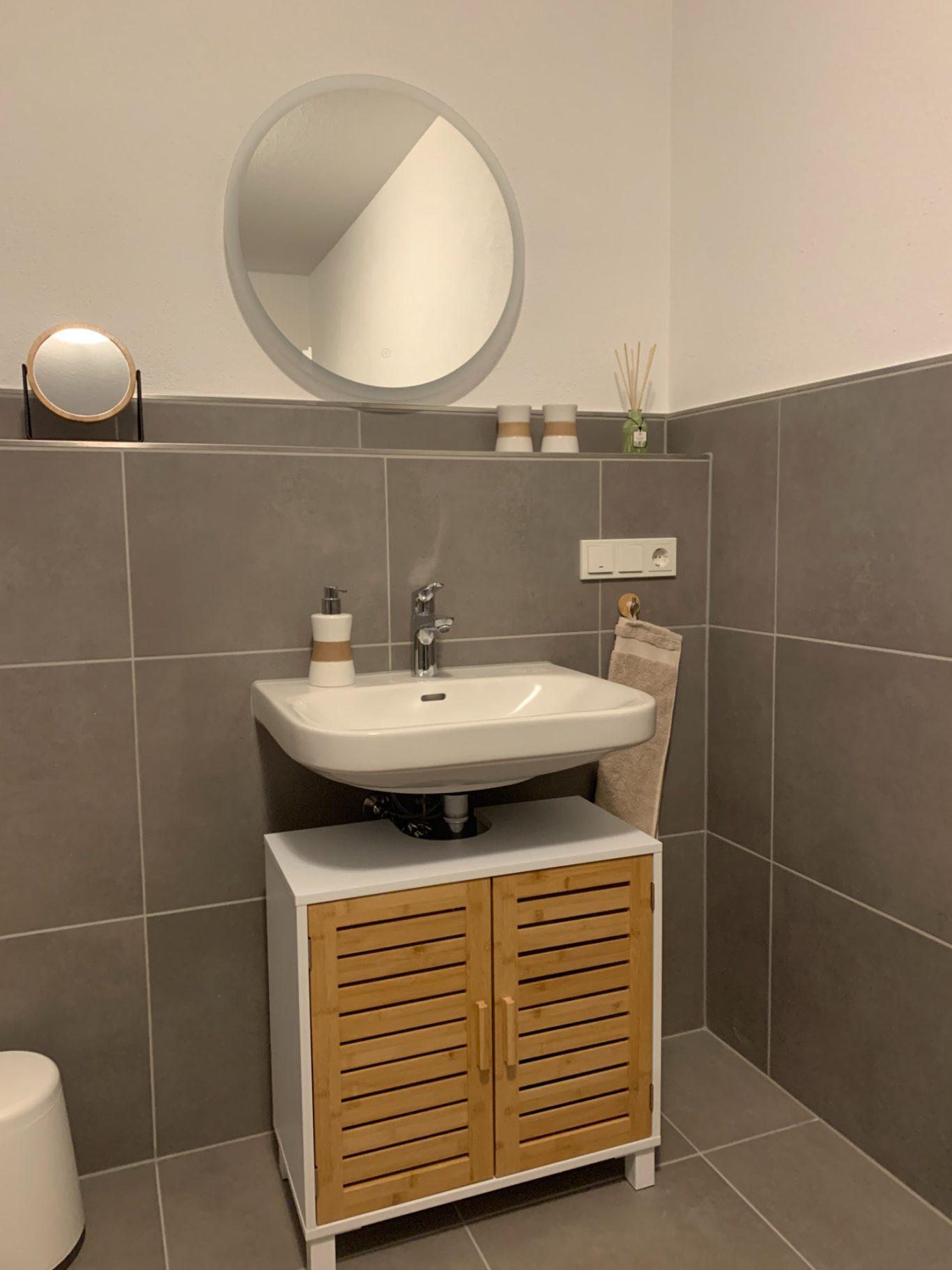 Waschbecken mit Spiegel