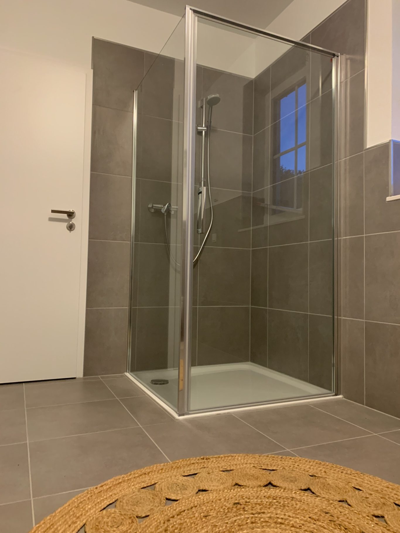 Große, ebenerdige Dusche